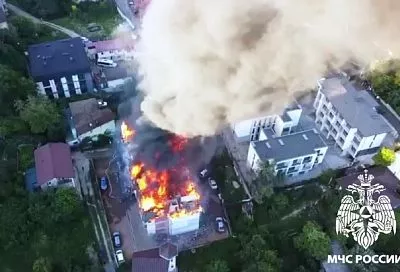Огонь охватил кровлю и мансарду четырехэтажного дома в Сочи