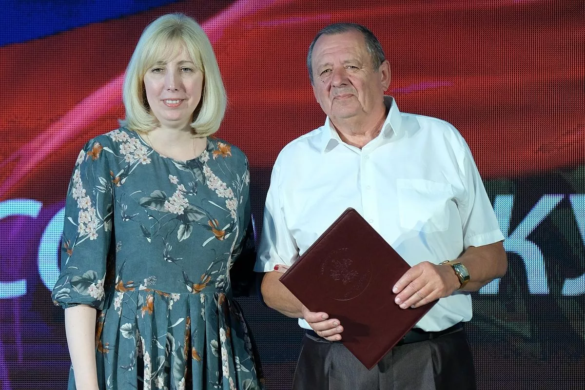 В течение всего праздника журналисты поднимались на сцену за заслуженными наградами. В течение всего праздника журналисты поднимались на сцену за заслуженными наградами.