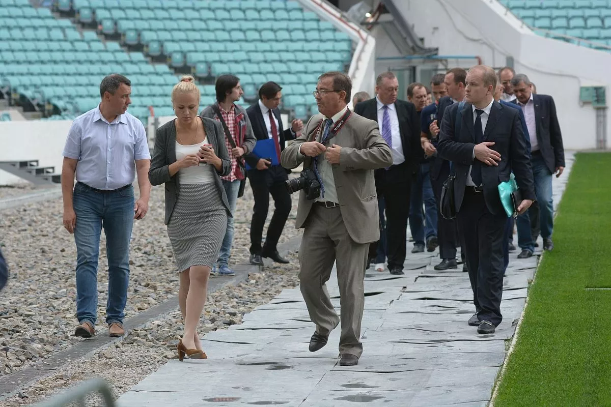 С делегацией Совета Федерации на стадионе «Фишт» во время его реконструкции. 2015 г.