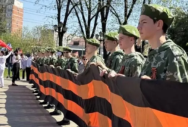 В Краснодаре школьники развернули большую Георгиевскую ленту в День Победы