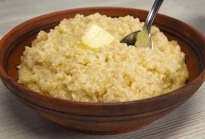 Всегда готовлю пшеничную кашу по бабушкиному рецепту, и сыновья-привереды еще ни разу не отказались ее есть. Наоборот, просят добавки