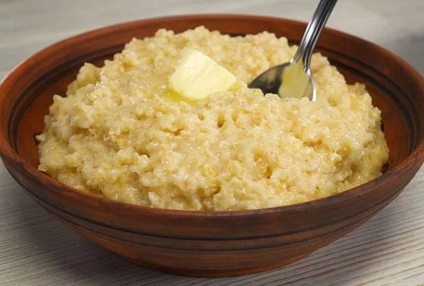 Всегда готовлю пшеничную кашу по бабушкиному рецепту, и сыновья-привереды еще ни разу не отказались ее есть. Наоборот, просят добавки