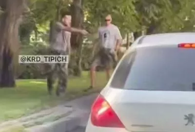 В центре Краснодара водителю угрожали пистолетом: полиция устанавливает личность мужчины