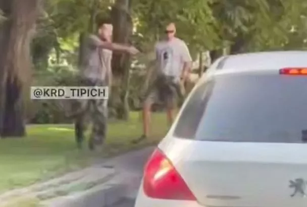 В центре Краснодара водителю угрожали пистолетом: полиция устанавливает личность мужчины