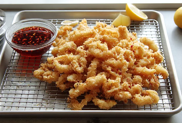 Хрустящие кольца кальмара в панировке с чесноком и острым соусом