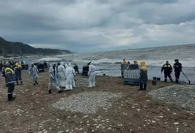 Ликвидация разлива нефтепродуктов продолжается в Туапсе