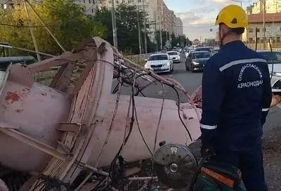 Момент падения трубы котельной на дорогу в Краснодаре попал на видео