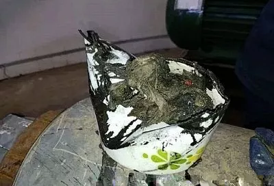 Эмалированную кастрюлю достали из канализации в Краснодаре