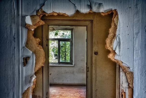 Жилье станет вашим: как получить в собственность пустующий дом или квартиру