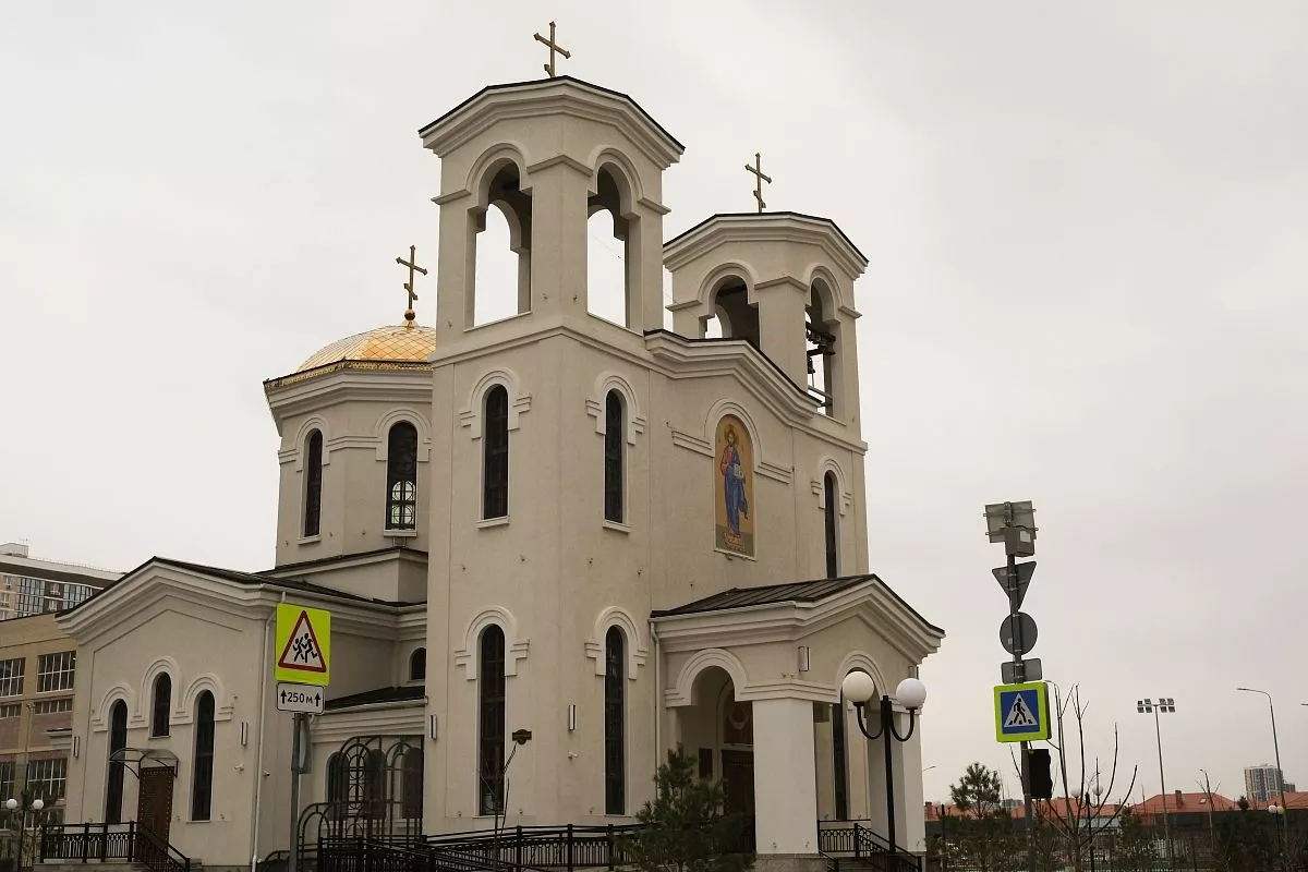 Храм Святого Апостола Андрея Первозванного стоит прямо на Адмиралтейском бульваре - открытый для всех.