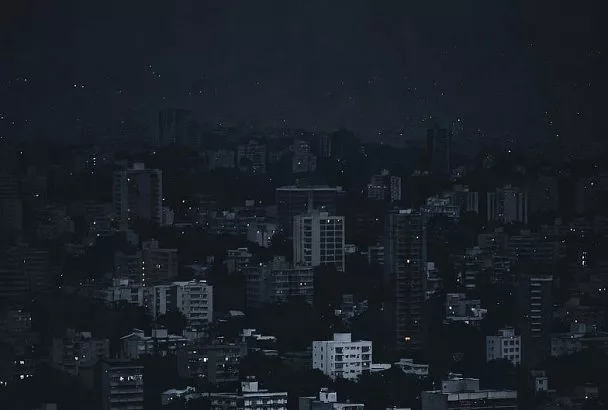 Шантаж по-киевски: как Зеленский использует блэкаут для обогащения украинских элит