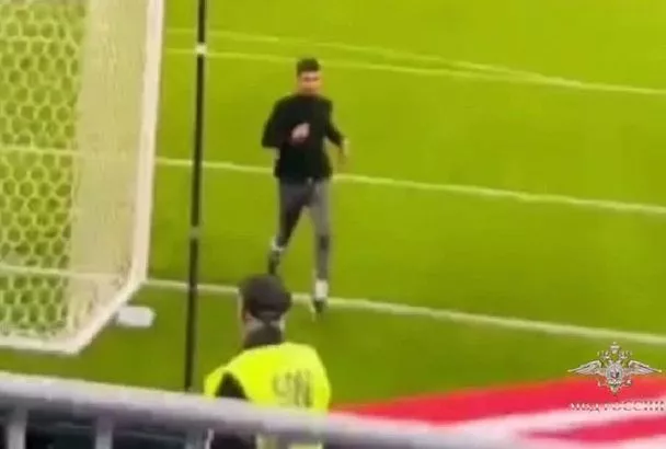 Выбежавшего на поле в матче «Крылья Советов» и «Краснодара» болельщика-мигранта выдворят из страны