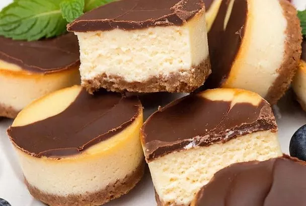 Когда мои дети просят конфет – смешиваю всего два ингредиента получаются конфеты с нежнейшим суфле и шоколада