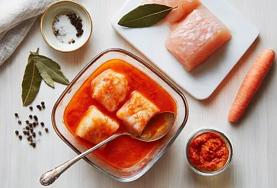 Обжариваем минтай до румяности и заливаем томатным маринадом — классика, которую стоит вспомнить!