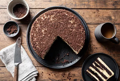 Торт на кефире за один вечер: пышный шоколадный десерт без запаха соды