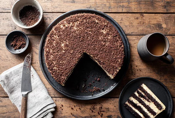 Торт на кефире за один вечер: пышный шоколадный десерт без запаха соды