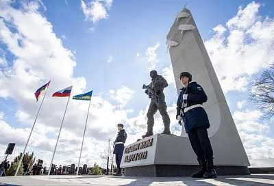 К открытому в Анапе мемориалу в честь героев спецоперации каждый день приносят свежие цветы