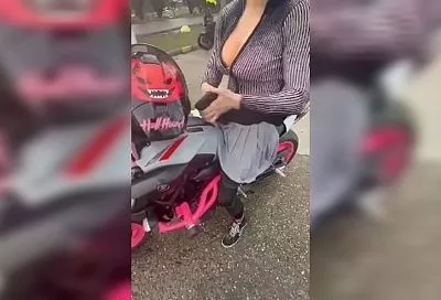 Двое мотоциклистов катались по улицам Краснодара в женской одежде. Полиция перфоманс не оценила