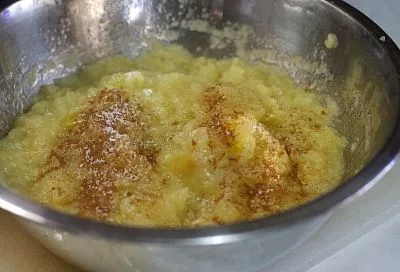 Всегда с благодарностью принимаю от соседки ее яблоки с дачи. Варю из них фруктовое пюре, которое едим зимой с чаем