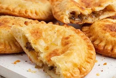 Даже руки не пачкаю, просто ложкой выкладываю. Пирожки на быстром кефирном тесте, не требует ни замеса, ни лепки