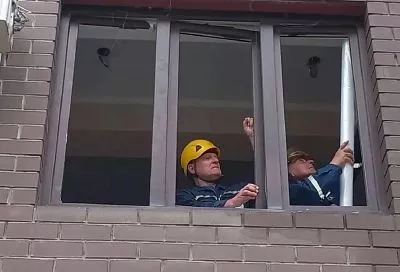 В Краснодаре в поврежденном в результате атаки БПЛА многоквартирном доме проводят замеры окон для замены