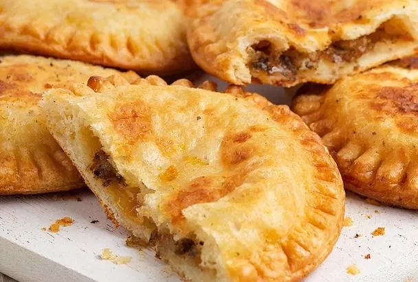 Даже руки не пачкаю, просто ложкой выкладываю. Пирожки на быстром кефирном тесте, не требует ни замеса, ни лепки