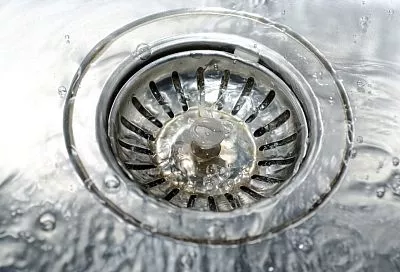 Никакой магии, только физика! Чистим слив раковины подручными средствами 