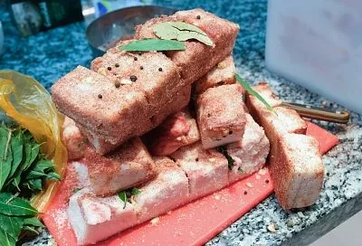 Краснодарские хозяюшки засолили 100 кг сала для отправки на фронт