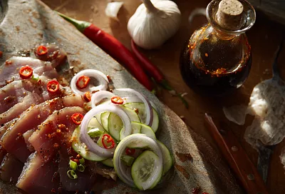 Сало по-корейски: маринованное в уксусе с томатной пастой