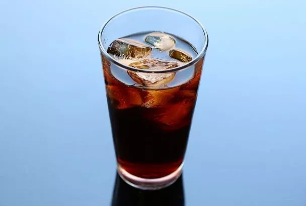 Самый мощный очиститель: в каких бытовых проблемах вас спасет обычная кола