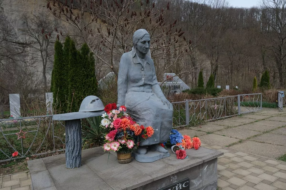 Памятник Аршалуйс Ханжиян находится в Поднависле, где хранительница солдатских могил заботилась об усопших героях.