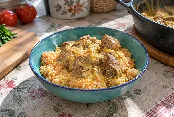 Томатный кускус с говядиной: мясо прогреваем в пряном кокосовом соусе
