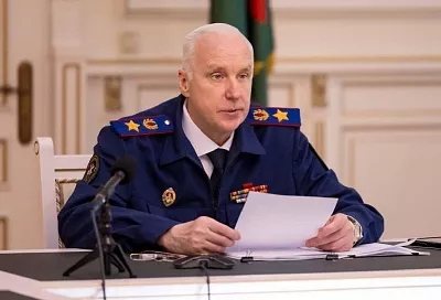 Школьница получила перелом ноги из-за упавшей качели на детской площадке в Краснодаре. Делом заинтересовался Бастрыкин