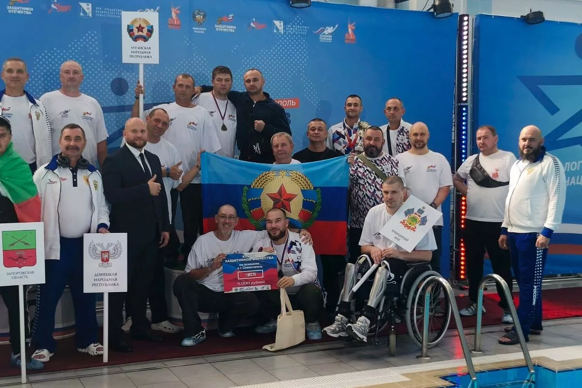 Денис в составе сборной команды на турнире по плаванию среди участников специальной военной операции.