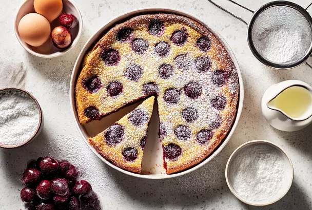 Вишнёвый клафути по-французски: пирог, который печётся быстрее, чем вы ждёте гостей