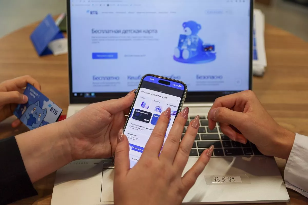 ВТБ: в половине случаев обмана жертвы сами отдают деньги мошенникам