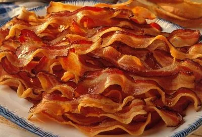 Теплый салат с беконом и зеленью: простое блюдо, которое покорит ваше сердце