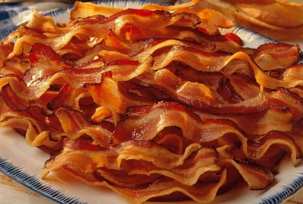 Теплый салат с беконом и зеленью: простое блюдо, которое покорит ваше сердце