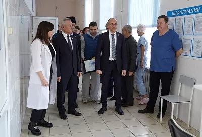 Кубанские единороссы доставили «Коробку храбрости» юным пациентам тихорецкой больницы