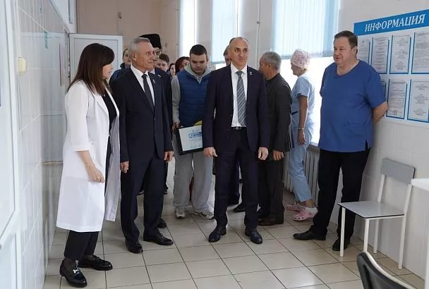 Кубанские единороссы доставили «Коробку храбрости» юным пациентам тихорецкой больницы