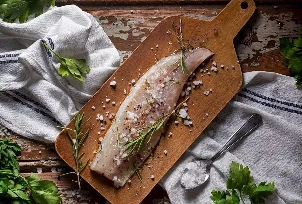 Маринованная скумбрия в масле с луком: можно есть уже через 24 часа