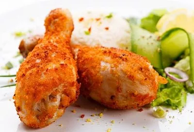 Куриные бедра и овощи помещаем в пакет для запекания. Через полчаса ужин готов, и не нужно мыть посуду