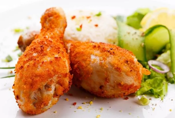 Куриные бедра и овощи помещаем в пакет для запекания. Через полчаса ужин готов, и не нужно мыть посуду