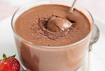 Мега-шоколадный мусс из двух ингредиентов: быстрый и легкий десерт без яиц и желатина