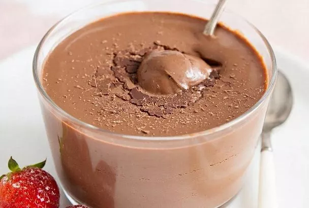 Мега-шоколадный мусс из двух ингредиентов: быстрый и легкий десерт без яиц и желатина