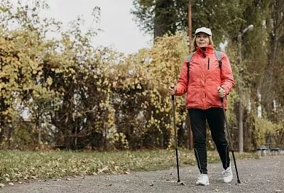 Спина и суставы вам скажут спасибо: вот почему всем людям, старше 60 лет надо купить себе палки для ходьбы