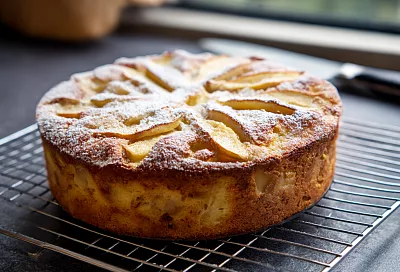 Шарлотка с творогом для семейного чаепития