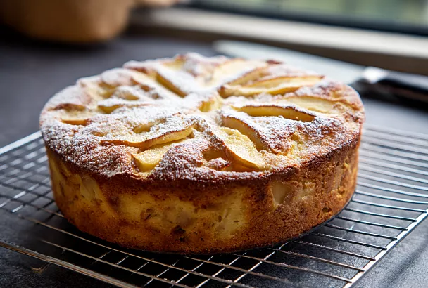 Шарлотка с творогом для семейного чаепития