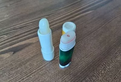 Спасет не только губы, но и сумку с ботинками. В каких ситуациях вам может помочь самая недорогая и даже просроченная гигиеническая помада