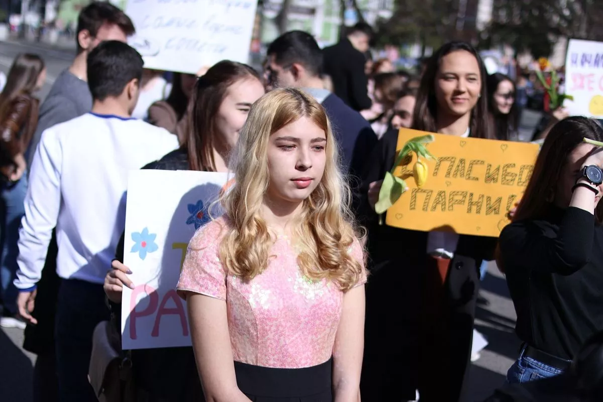 Ребята подарили тысячу тюльпанов, прокричали более 20 различных кричалок и сделали счастливее самых главных героинь  8 Марта